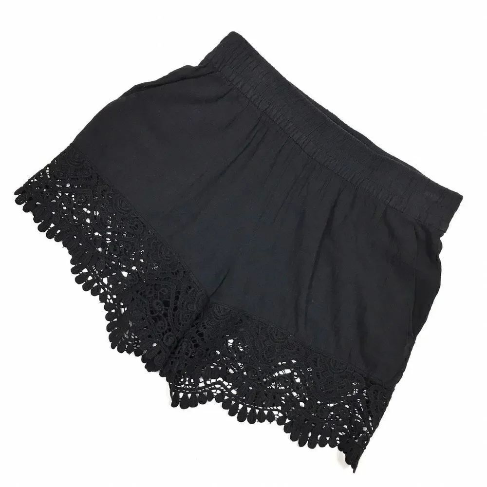Women’s H & M Embroidered Shorts